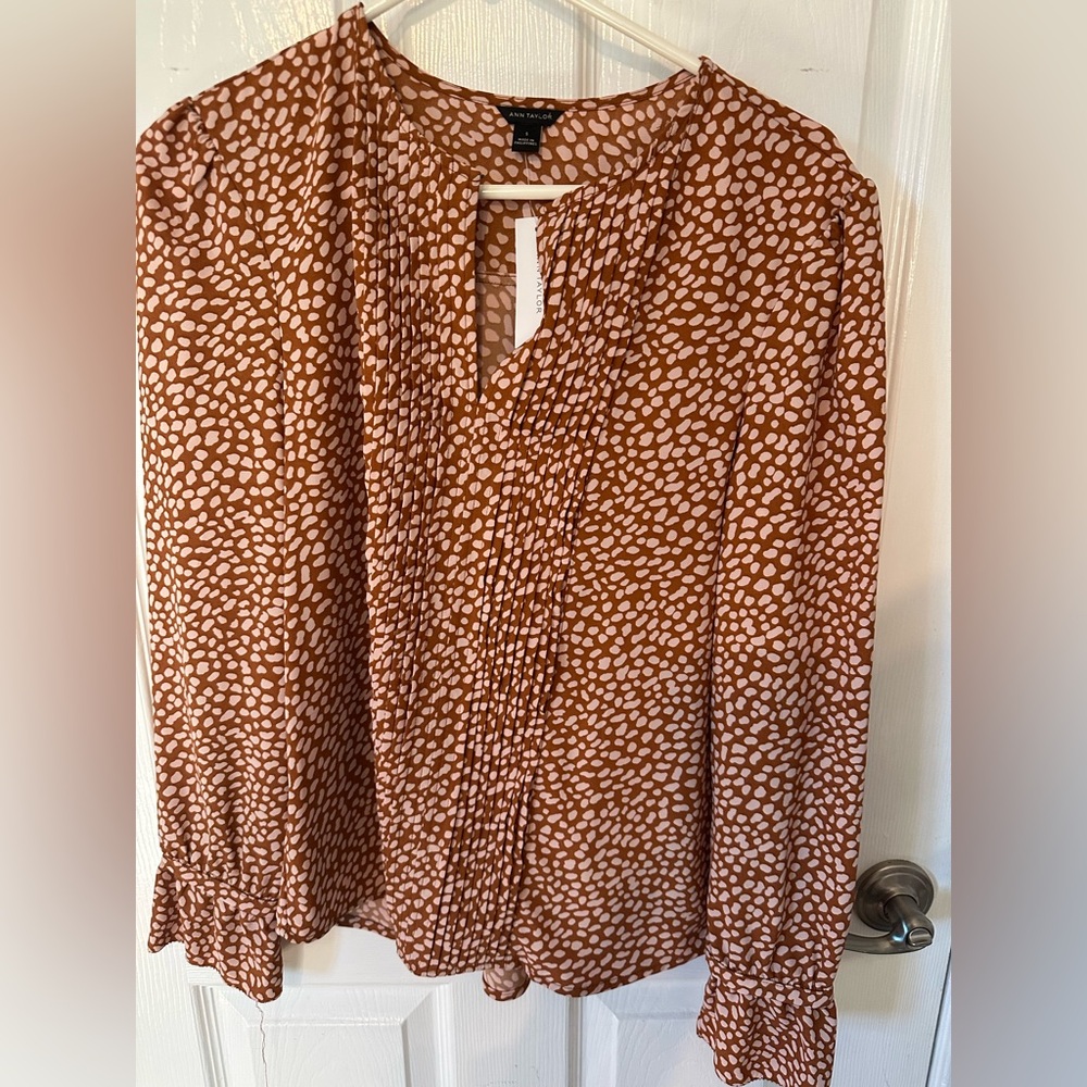 🤎 Ann Taylor Brown and White Patterned Blouse NWT 🤎